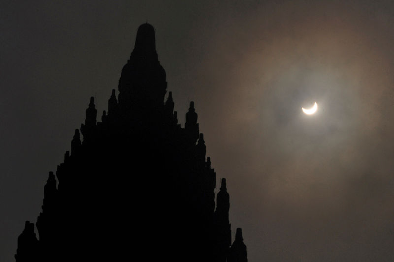 Una toma similar, junto a la silueta del templo Prambanan, Indonesia. Foto: Slamet Riyadi/AP